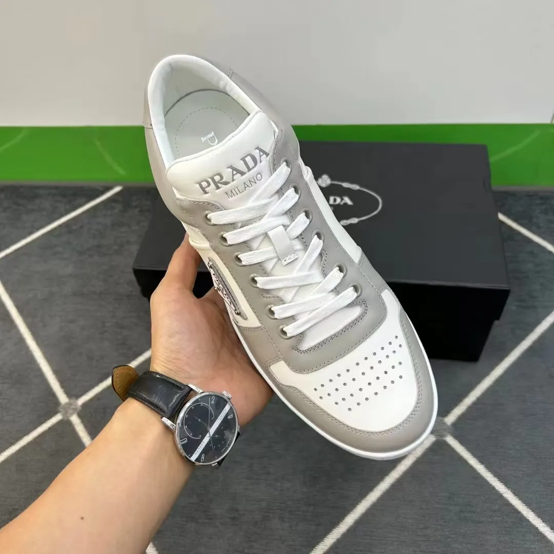 P380 Yuan 38-45 Prada Prada’s new men’s leather sports shoes, the highest version on the market, any comparison is welcome🆚! The original leather has excellent texture and is super high-end! Fetal sheep net lining imported from Italy, removable pad! Luxurious materials and fine workmanship, highly recommended!